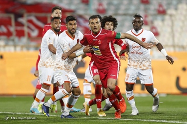 تیم‌های فوتبال پرسپولیس و مس رفسنجان به مصاف یکدیگر رفتند