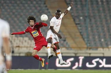 تیم‌های فوتبال پرسپولیس و مس رفسنجان به مصاف یکدیگر رفتند