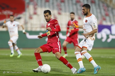 تیم‌های فوتبال پرسپولیس و مس رفسنجان به مصاف یکدیگر رفتند