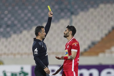 تیم‌های فوتبال پرسپولیس و مس رفسنجان به مصاف یکدیگر رفتند