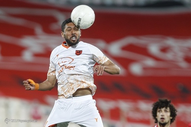 تیم‌های فوتبال پرسپولیس و مس رفسنجان به مصاف یکدیگر رفتند