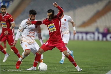 تیم‌های فوتبال پرسپولیس و مس رفسنجان به مصاف یکدیگر رفتند