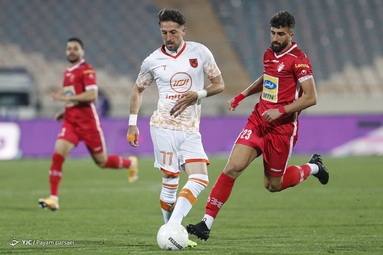 تیم‌های فوتبال پرسپولیس و مس رفسنجان به مصاف یکدیگر رفتند