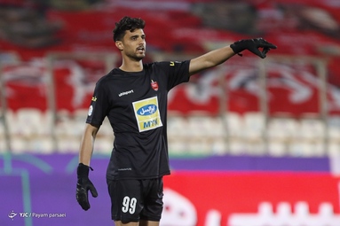 تیم‌های فوتبال پرسپولیس و مس رفسنجان به مصاف یکدیگر رفتند