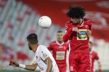 تیم‌های فوتبال پرسپولیس و مس رفسنجان به مصاف یکدیگر رفتند