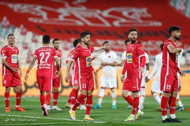 تیم‌های فوتبال پرسپولیس و مس رفسنجان به مصاف یکدیگر رفتند