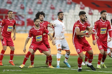 تیم‌های فوتبال پرسپولیس و مس رفسنجان به مصاف یکدیگر رفتند