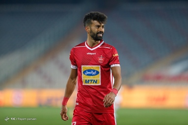 تیم‌های فوتبال پرسپولیس و مس رفسنجان به مصاف یکدیگر رفتند