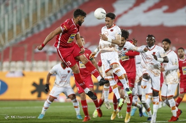 تیم‌های فوتبال پرسپولیس و مس رفسنجان به مصاف یکدیگر رفتند