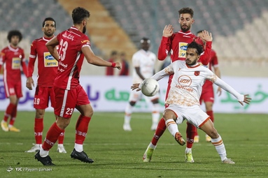 تیم‌های فوتبال پرسپولیس و مس رفسنجان به مصاف یکدیگر رفتند