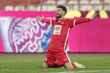 تیم‌های فوتبال پرسپولیس و مس رفسنجان به مصاف یکدیگر رفتند