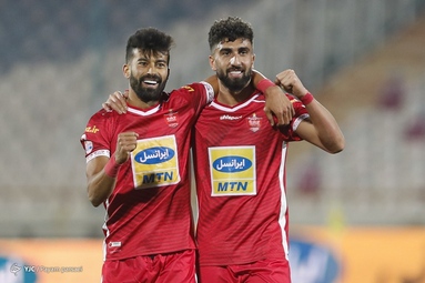 تیم‌های فوتبال پرسپولیس و مس رفسنجان به مصاف یکدیگر رفتند