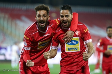 تیم‌های فوتبال پرسپولیس و مس رفسنجان به مصاف یکدیگر رفتند