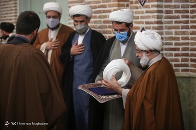 آیین عمامه گذاری طلاب در روز بعثت پیامبر(ص)