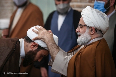 آیین عمامه گذاری طلاب در روز بعثت پیامبر(ص)