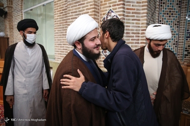 آیین عمامه گذاری طلاب در روز بعثت پیامبر(ص)