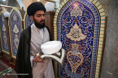 آیین عمامه گذاری طلاب در روز بعثت پیامبر(ص)