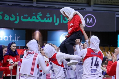 شیمیدر قم با نتیجه ۷۲ بر ۵۷ تیم گروه بهمن را شکست داد و به مقام قهرمانی رسید