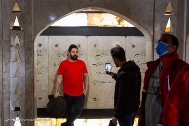 بازدید مسافران نوروزی از جاذبه‌های تاریخی همدان - آرامگاه باباطاهر عریان