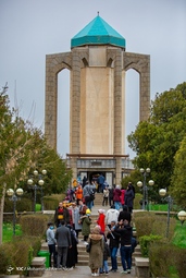 بازدید مسافران نوروزی از جاذبه‌های تاریخی همدان - آرامگاه باباطاهر عریان
