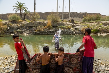 مرذم اهل تسنن قصر قتد با شستشو البسه و وسایل زندگی به استقبال ماه مبارک رمضان می روند
