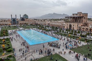 مهمانان نوروزی در نقش جهان - اصفهان
