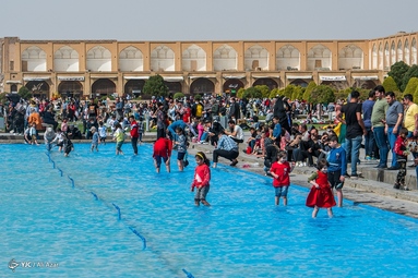 مهمانان نوروزی در نقش جهان - اصفهان