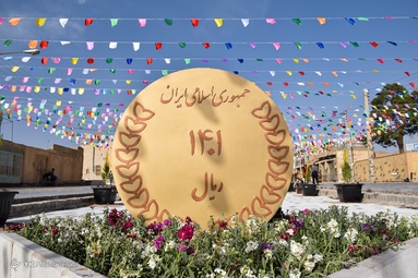 عکس یادگاری مسافران نوروزی با هفت سین شهری - کرمان