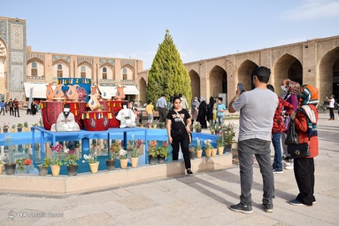 عکس یادگاری مسافران نوروزی با هفت سین شهری - کرمان