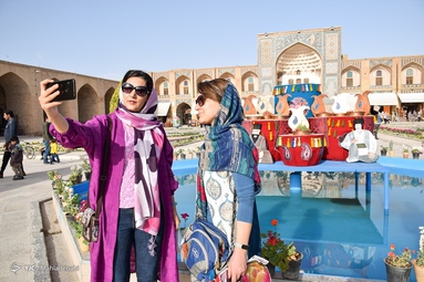 عکس یادگاری مسافران نوروزی با هفت سین شهری - کرمان