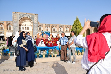 عکس یادگاری مسافران نوروزی با هفت سین شهری - کرمان
