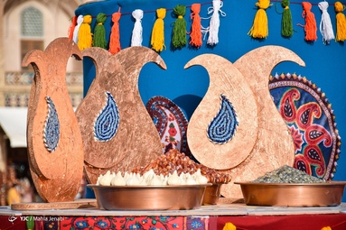 عکس یادگاری مسافران نوروزی با هفت سین شهری - کرمان