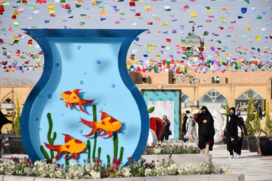 عکس یادگاری مسافران نوروزی با هفت سین شهری - کرمان