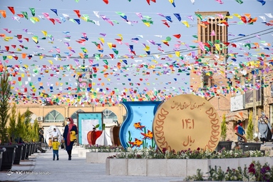عکس یادگاری مسافران نوروزی با هفت سین شهری - کرمان