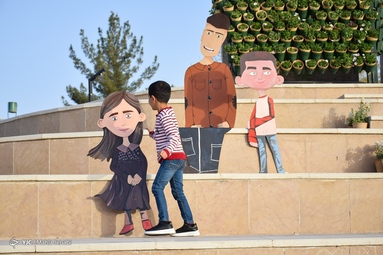 عکس یادگاری مسافران نوروزی با هفت سین شهری - کرمان