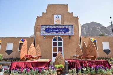 عکس یادگاری مسافران نوروزی با هفت سین شهری - کرمان