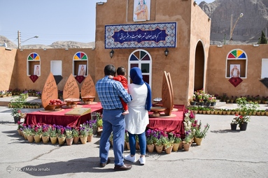 عکس یادگاری مسافران نوروزی با هفت سین شهری - کرمان