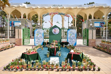 عکس یادگاری مسافران نوروزی با هفت سین شهری - کرمان