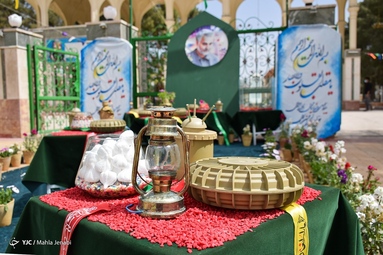 عکس یادگاری مسافران نوروزی با هفت سین شهری - کرمان
