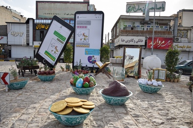 عکس یادگاری مسافران نوروزی با هفت سین شهری - کرمان