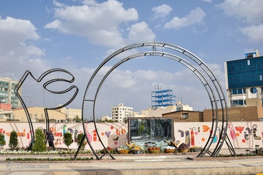 عکس یادگاری مسافران نوروزی با هفت سین شهری - کرمان