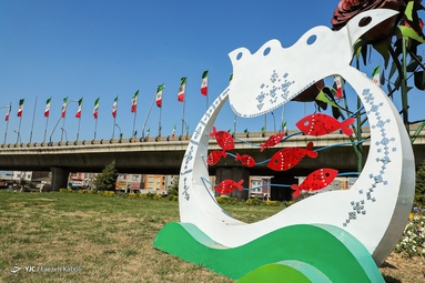 نصب نمادهای نوروزی در شهر گرگان