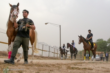 کودک اهوازی اسب سوار شد