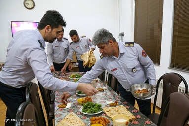 ضیافت افطاری در ایستگاه آتش نشانی - رشت
