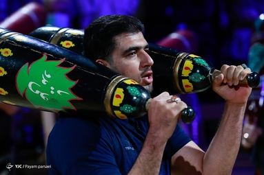 آیین گلریزان برای آزادسازی زندانیان جرائم غیر عمد با حضور سجادی وزیر ورزش و جوانان و جمعی از قهرمانان، پهلوانان و پیشکسوتان ورزش
