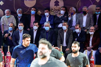 آیین گلریزان برای آزادسازی زندانیان جرائم غیر عمد با حضور سجادی وزیر ورزش و جوانان و جمعی از قهرمانان، پهلوانان و پیشکسوتان ورزش