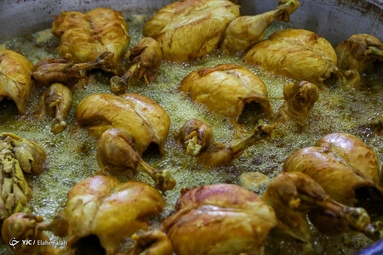 طبخ و توزیع روزانه ۱۰۰۰ وعده غذای گرم به همت خادمان موکب خدام العتره رشت