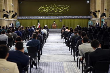 دیدار جمعی از دانشجویان و نمایندگان تشکل‌های دانشجویی با مقام معظم رهبری در حسینیه امام خمینی (ره)