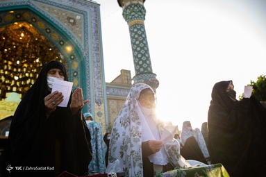 اقامه نماز عید سعید فطر - امامزاده پنج تن (ع) لویزان