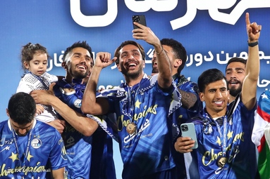 تیم استقلال با ۶۸ امتیاز و بدون شکست قهرمان بیست و یکمین دوره لیگ برتر فوتبال شد